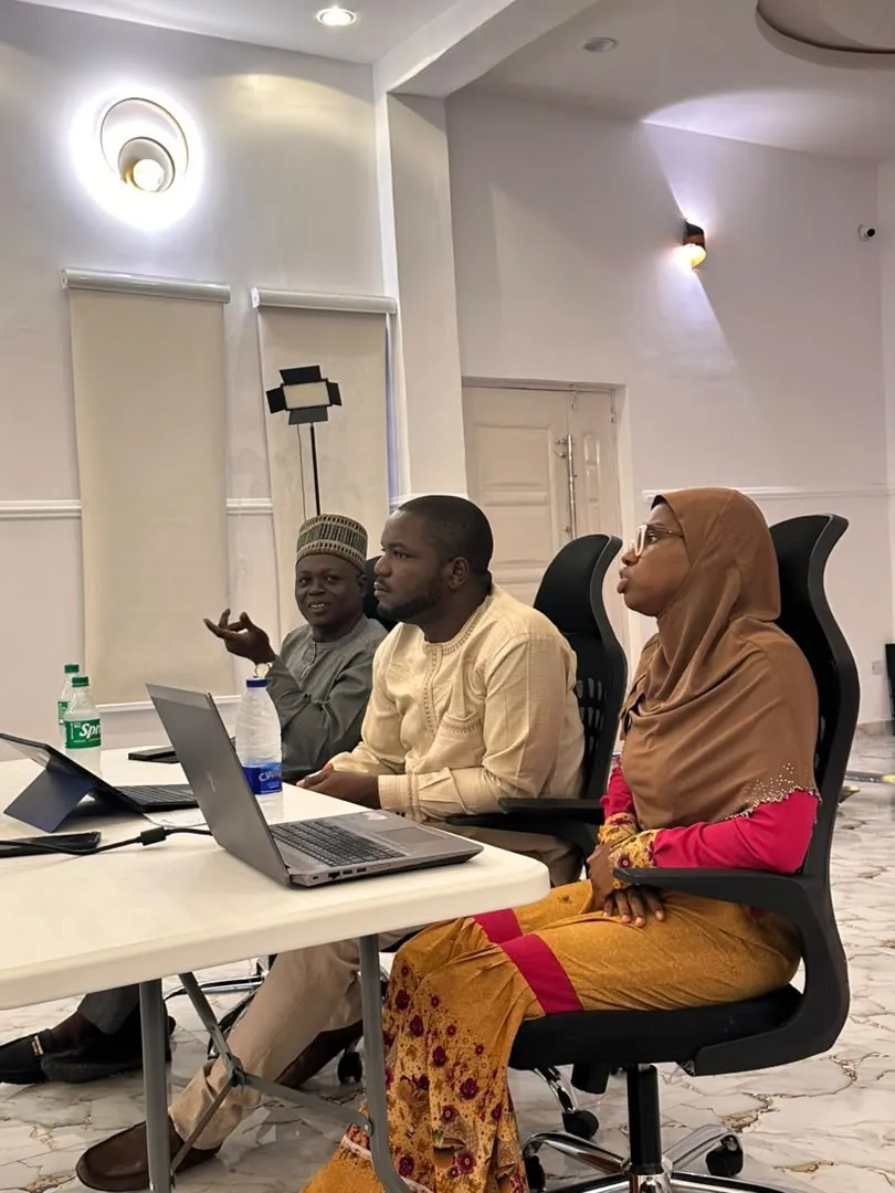 Trainees in a project discussion