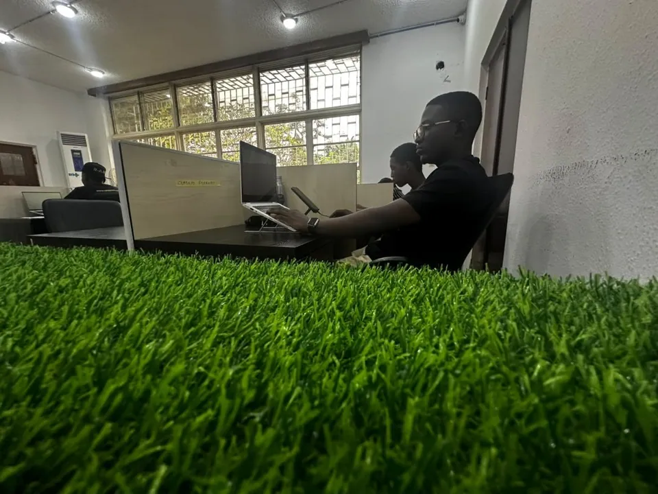 Quiet workstations beside the indoor lawn